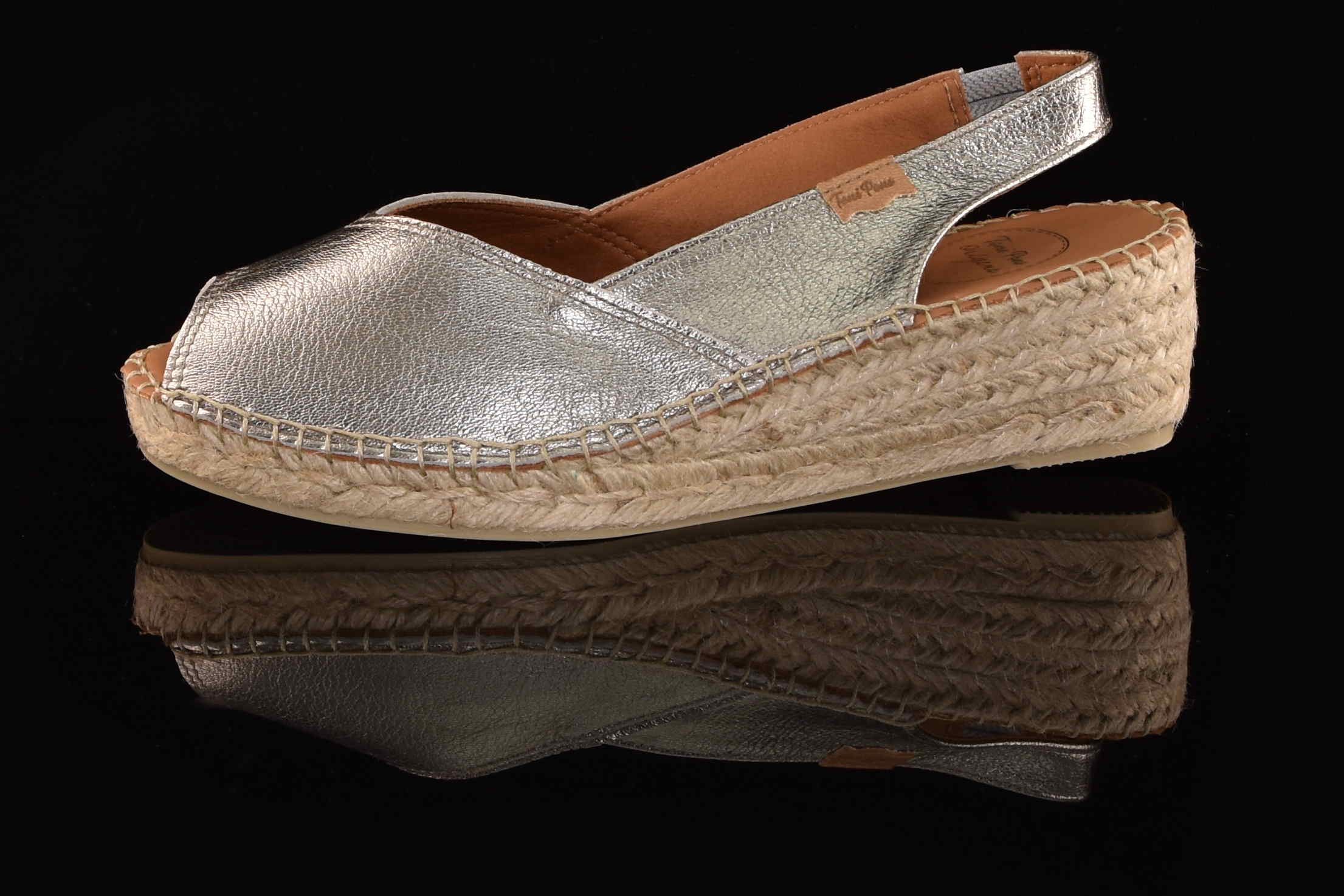 Oryginalne Ręcznie Szyte Hiszpańskie Sandały na Niskim Koturnie Espadryle Odkryte PalceTONI PONS 64051000 BERNIA-P/Steel/Stalowy Brokat