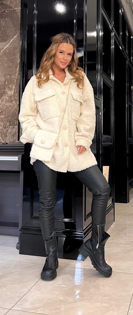 Piękna Damska Kurtka Płaszczyk Ze Sztucznego Futerka Karakuły Z Dopasowaną Torebką W Kolorze Ecru NP 3520 Beż/Ecru - zdjęcie 4