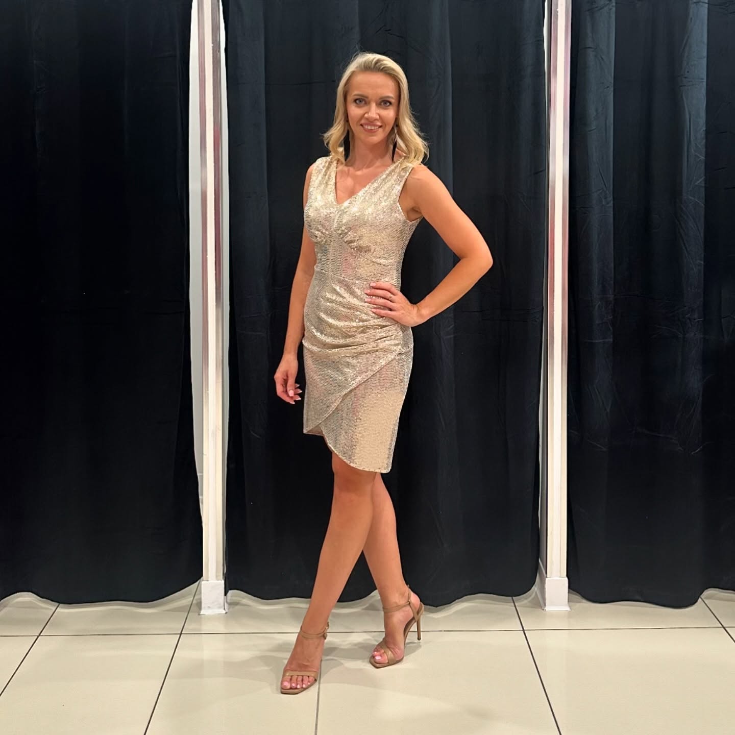 Modna sukienka damska – idealna na każdą okazję – model 3 - zdjęcie 1