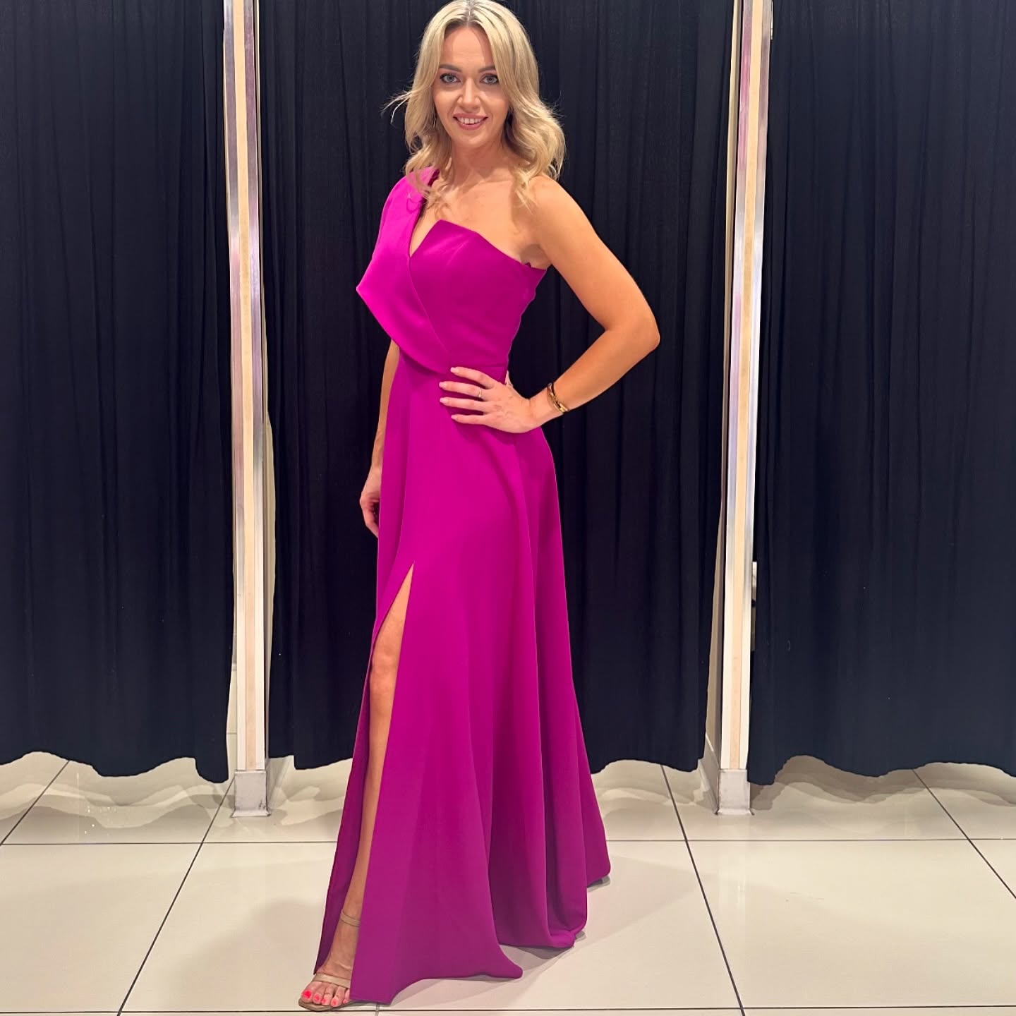 Elegancka sukienka – kobiecy styl – model 5 - zdjęcie 1