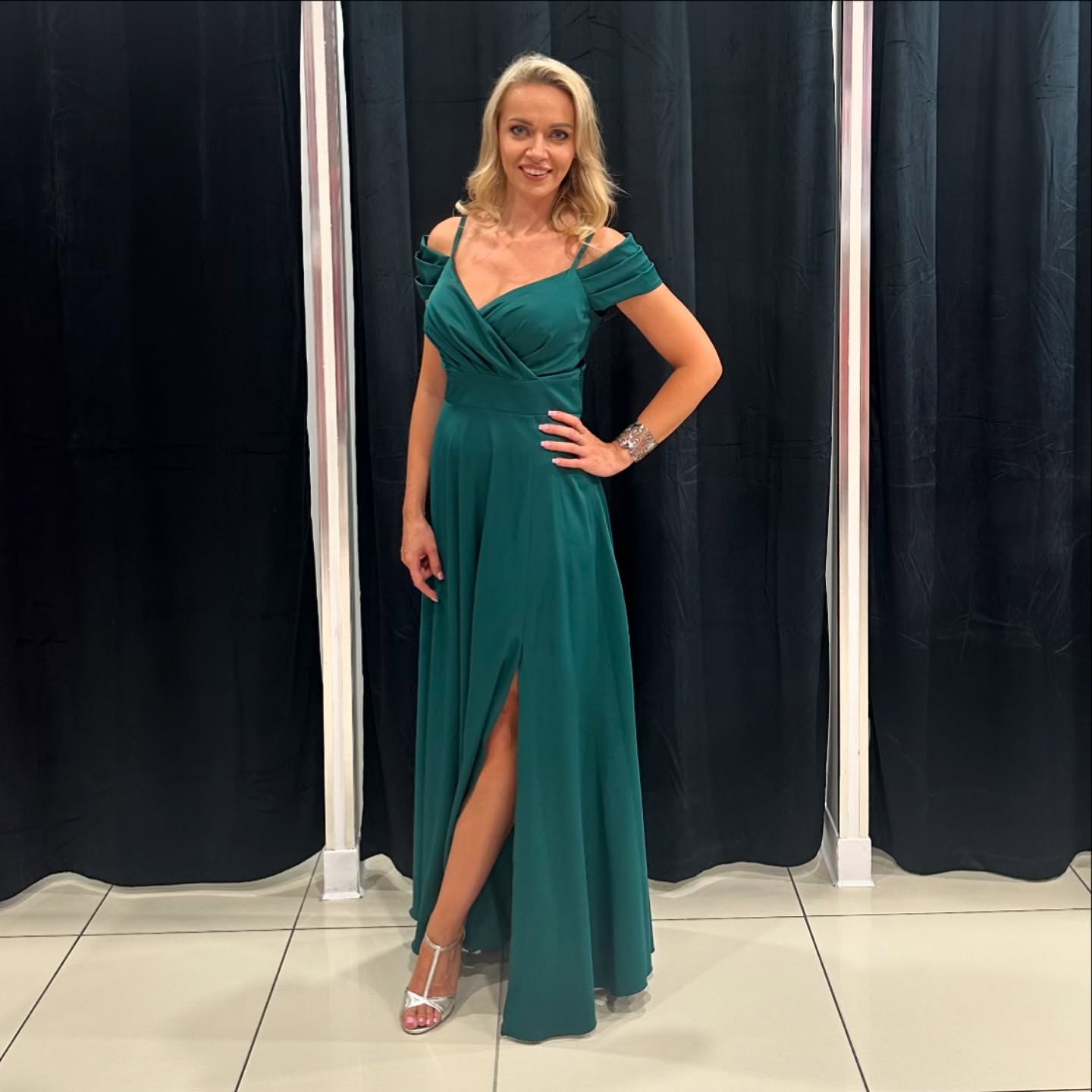 Stylowa sukienka – podkreślająca sylwetkę – model 7 - zdjęcie 1