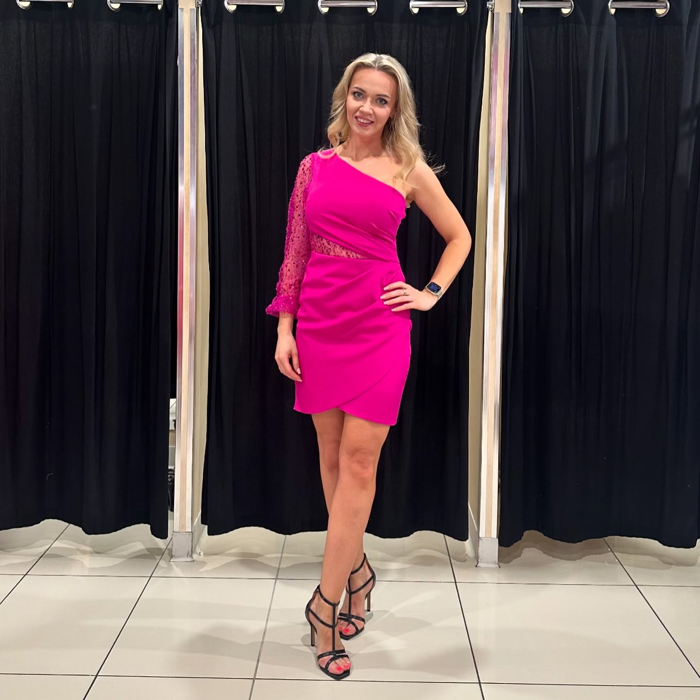 Modna sukienka – idealna na wyjścia – model 9 - zdjęcie 1