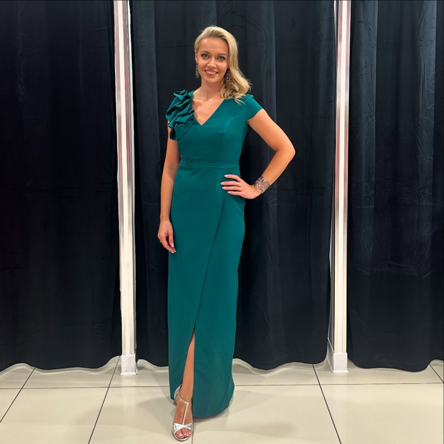 Sukienka damska – klasyczny fason – model 11 - zdjęcie 1