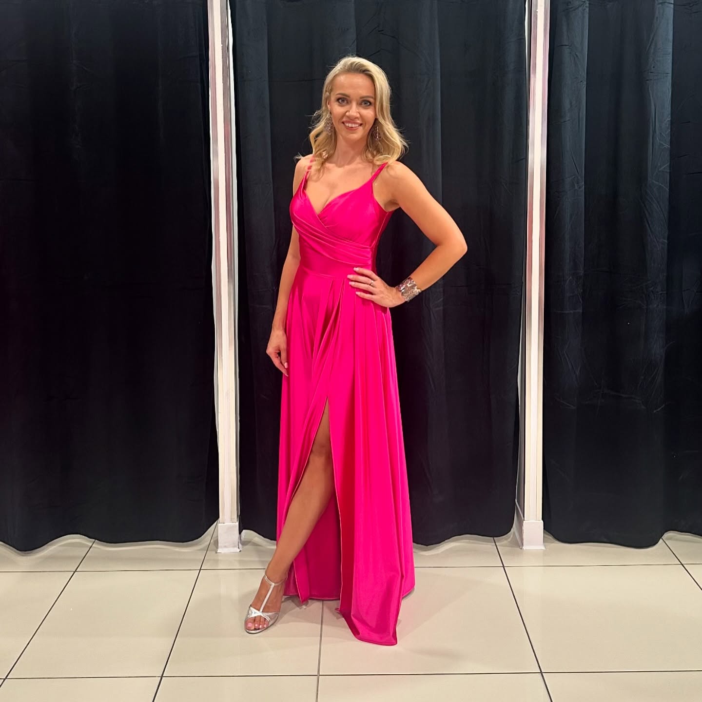 Elegancka sukienka – wyjątkowy wygląd – model 13 - zdjęcie 1