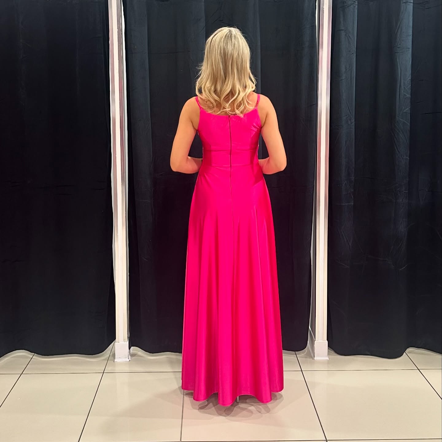 Sukienka damska – modny krój i styl – model 14 - zdjęcie 1