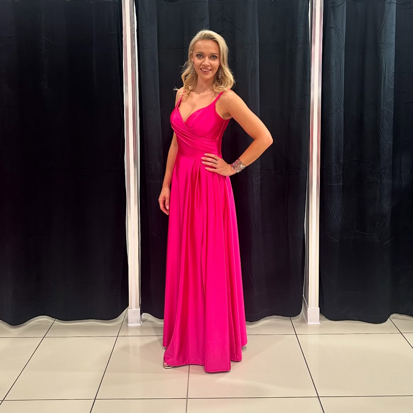 Elegancka sukienka damska – modny fason – model 16 - zdjęcie 1