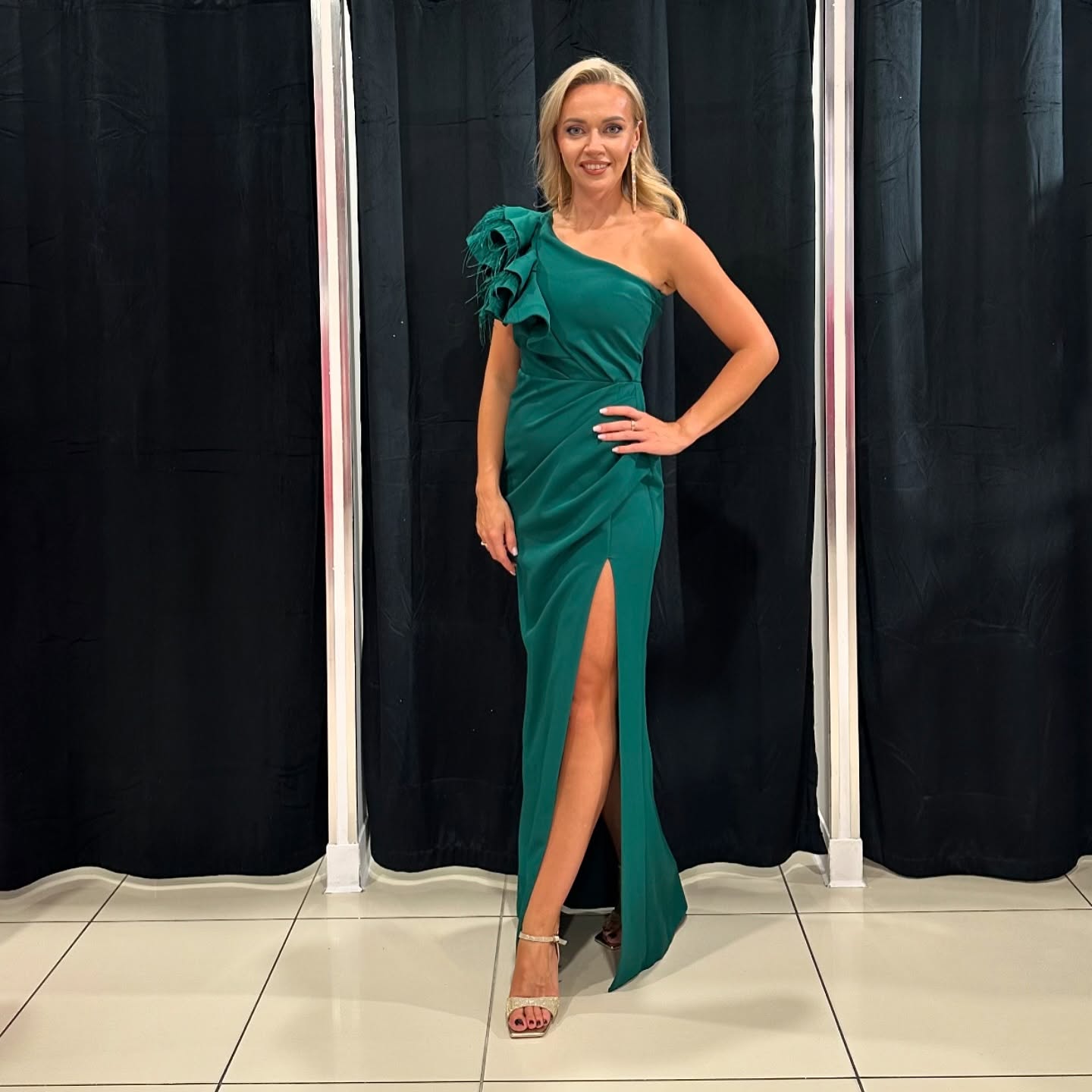 Stylowa sukienka damska – elegancki krój – model 17 - zdjęcie 1