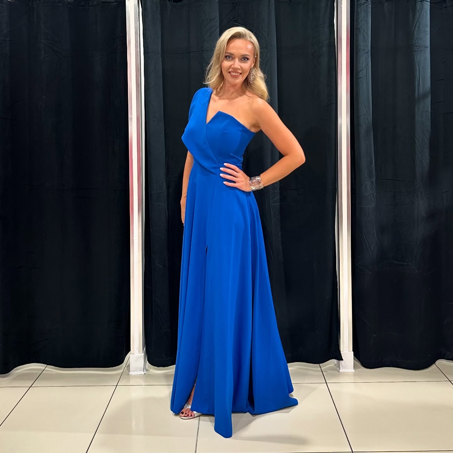 Damska sukienka – nowoczesny design – model 19 - zdjęcie 1