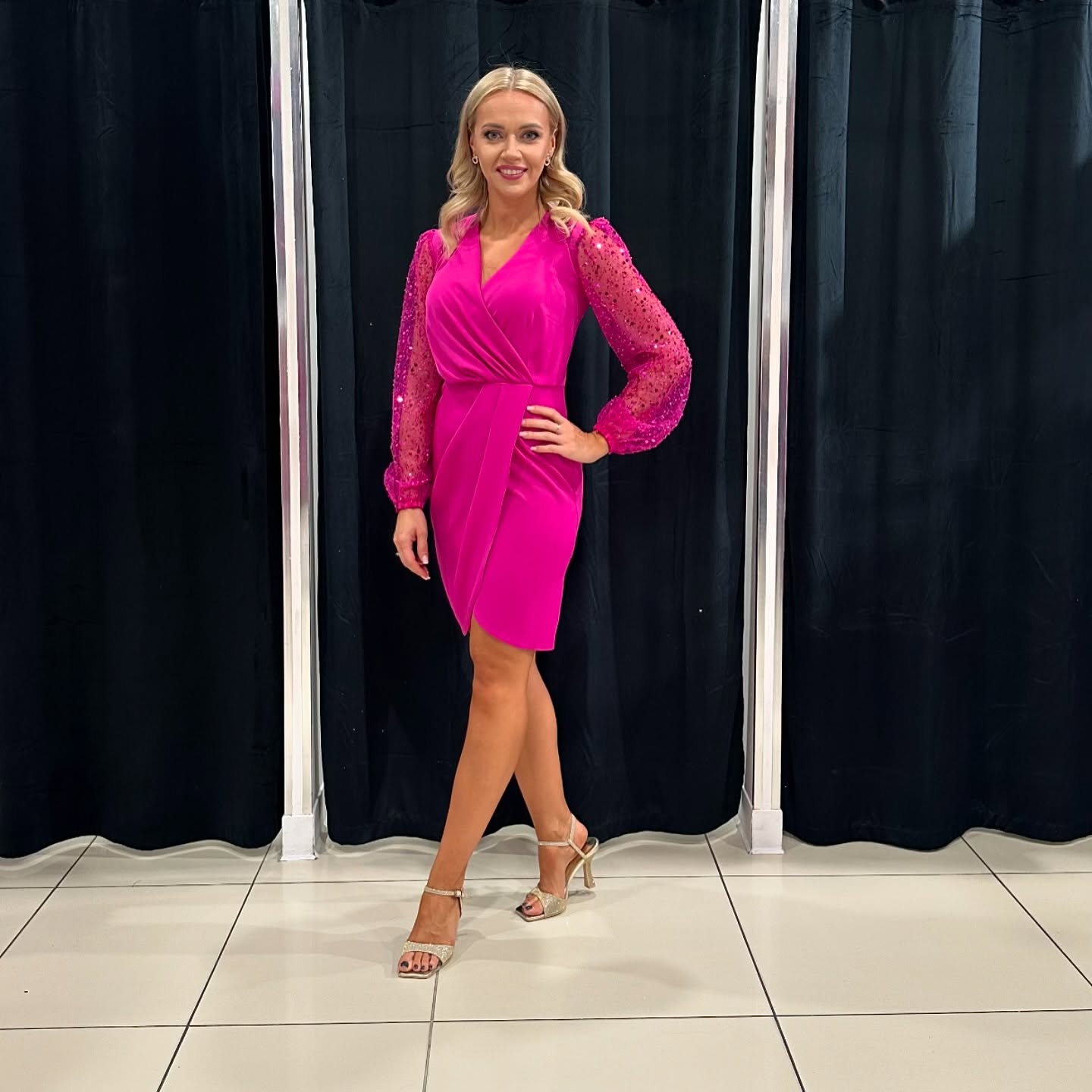 Modna sukienka – idealna na wyjścia – model 24 - zdjęcie 1