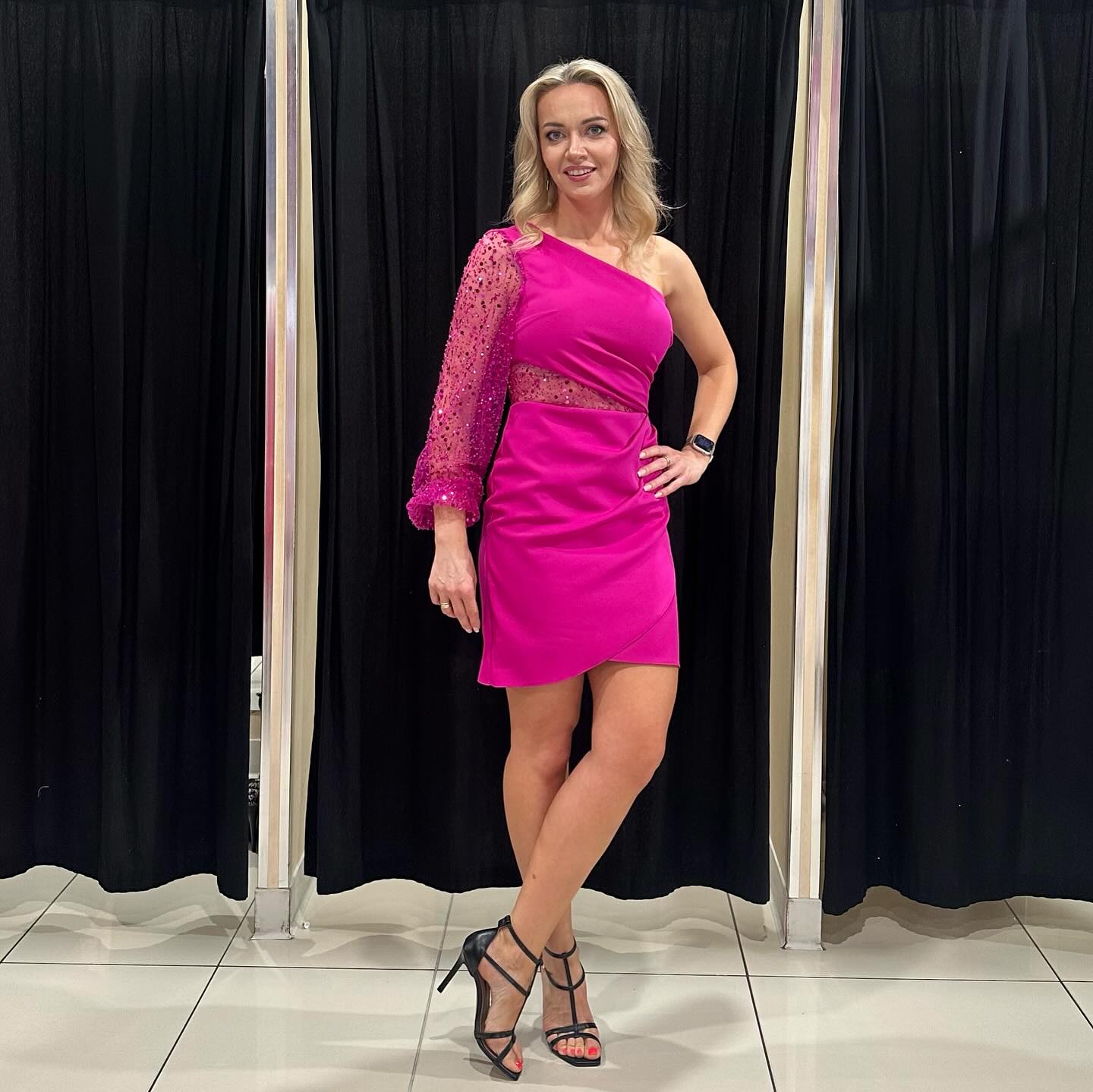 Elegancka sukienka damska – modny fason – model 46 - zdjęcie 1