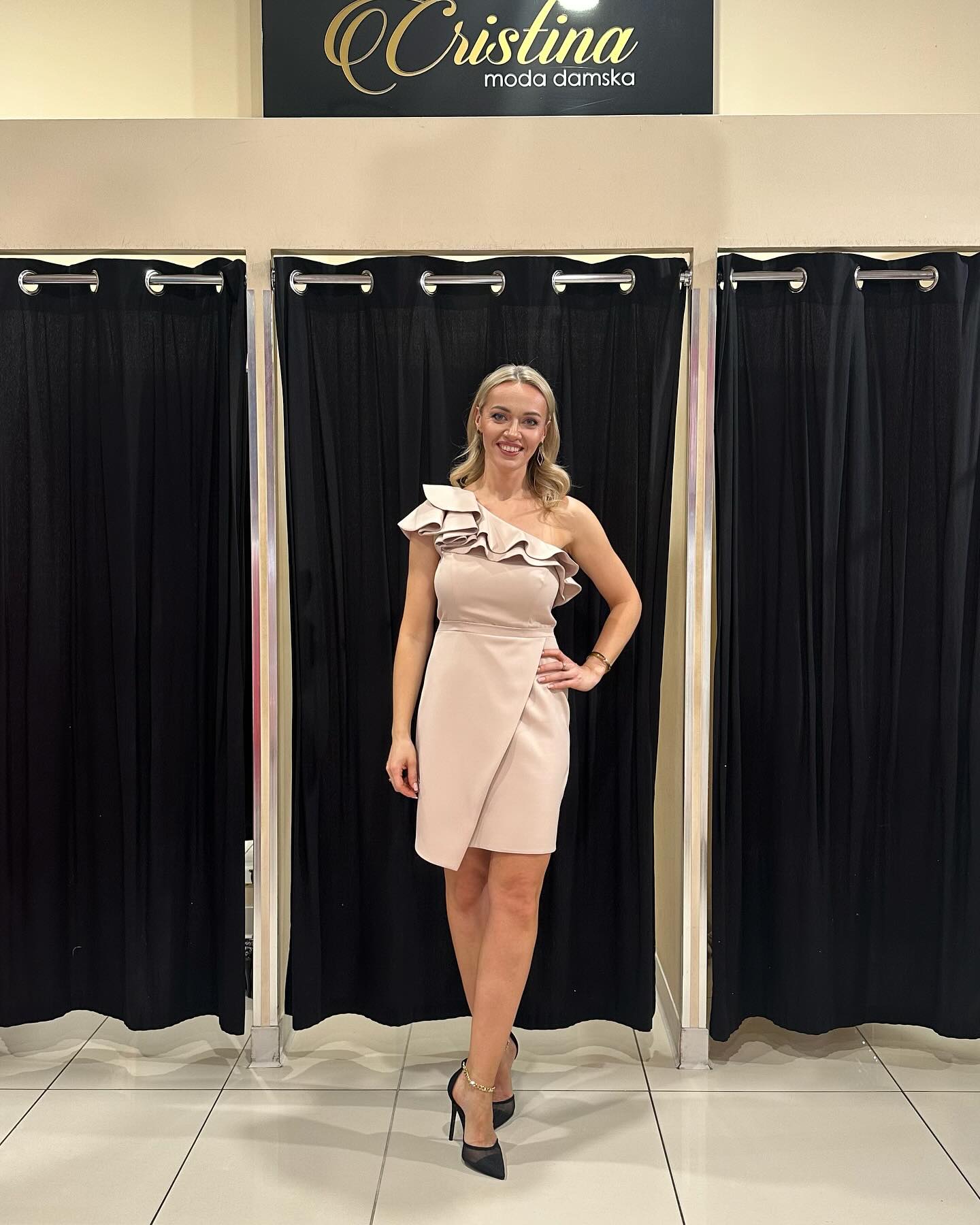 Stylowa sukienka damska – elegancki krój – model 47 - zdjęcie 1