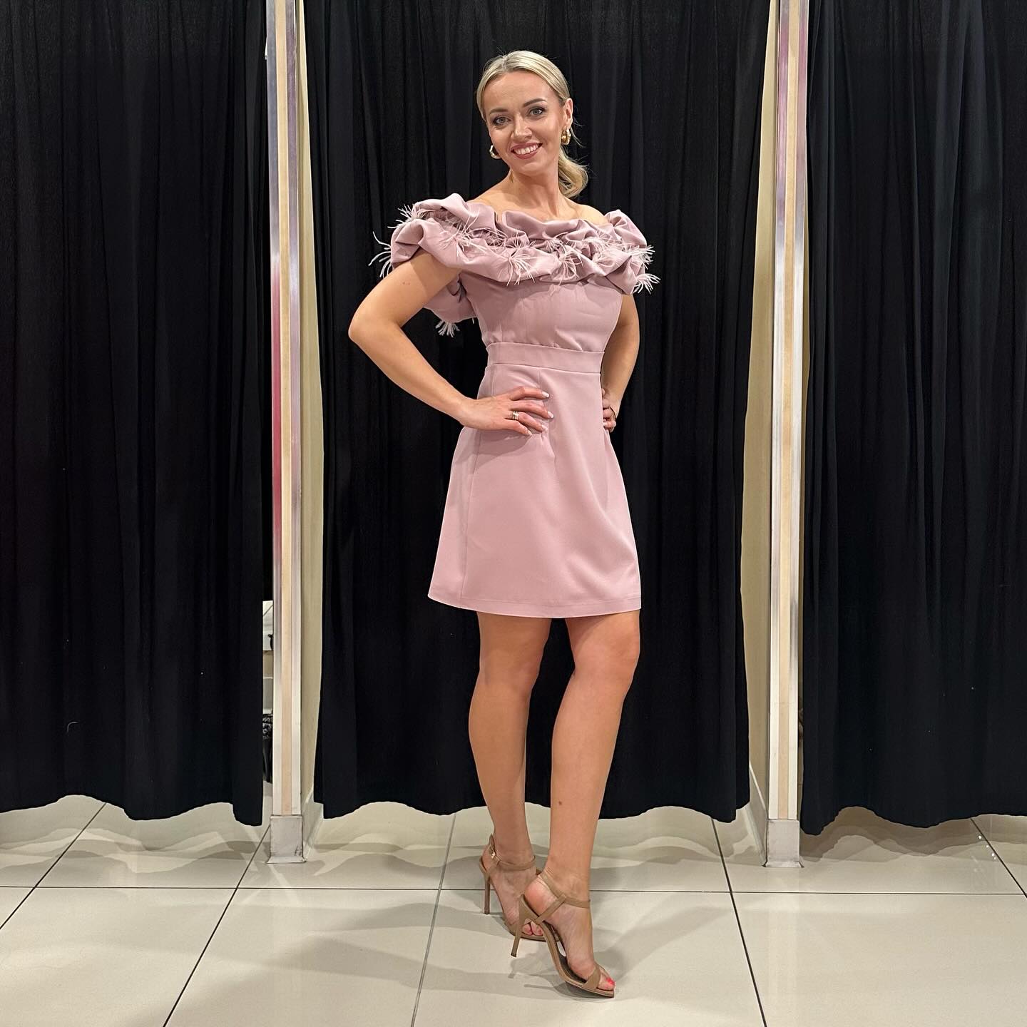 Damska sukienka – nowoczesny design – model 49 - zdjęcie 1