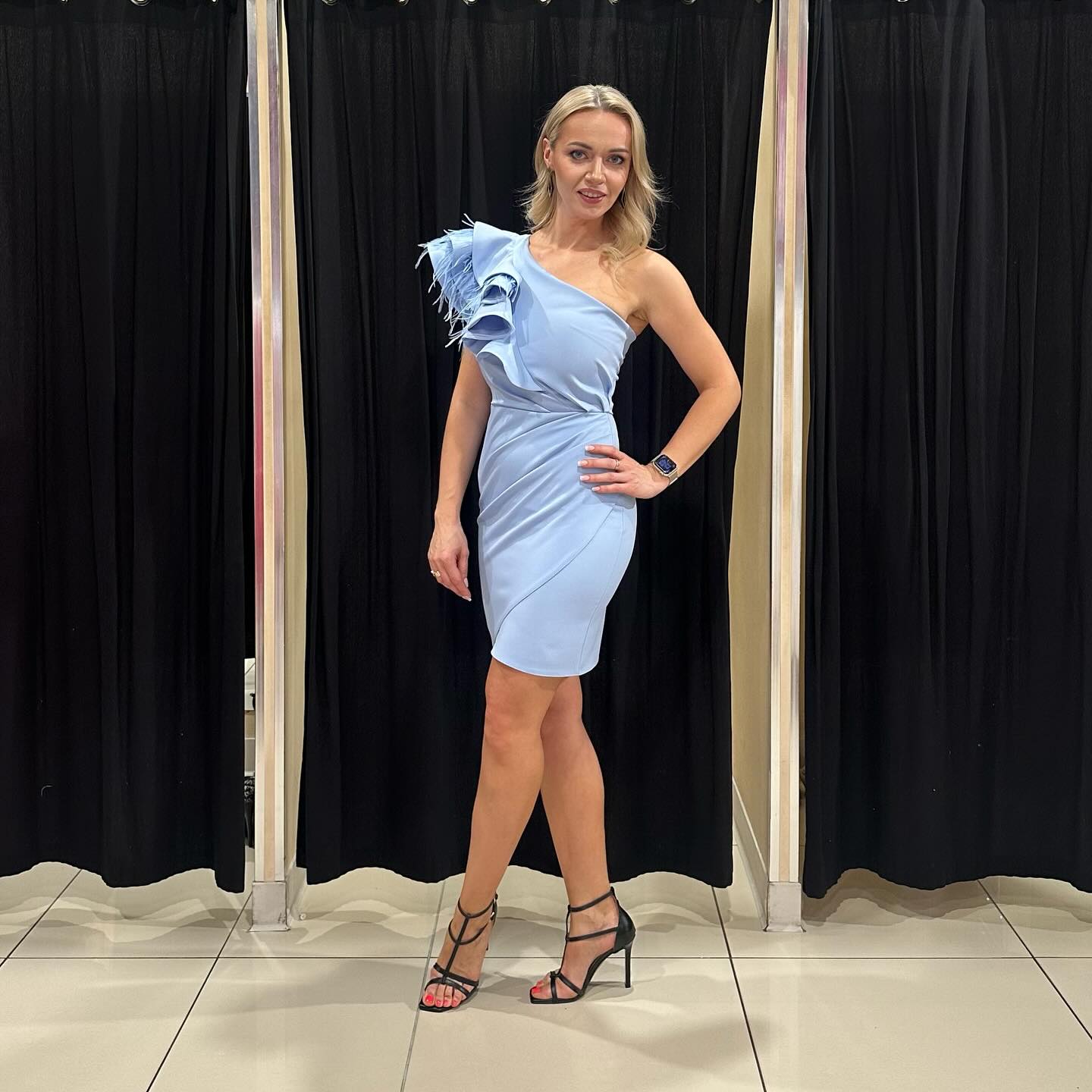 Elegancka sukienka damska – modny fason – model 61 - zdjęcie 1