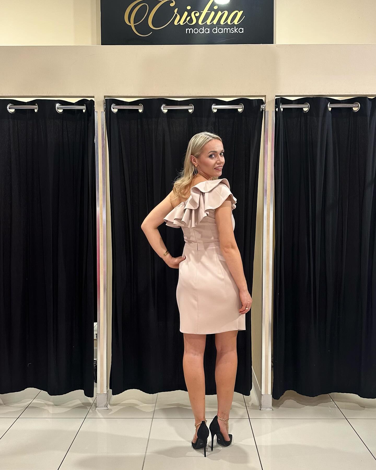 Damska sukienka – nowoczesny design – model 64 - zdjęcie 1