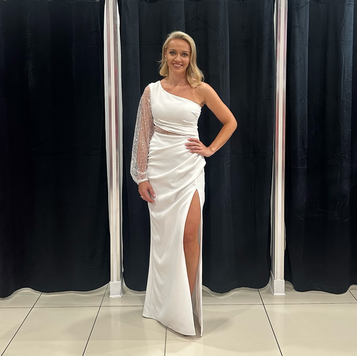 Modna sukienka – idealna na wyjścia – model 69 - zdjęcie 1