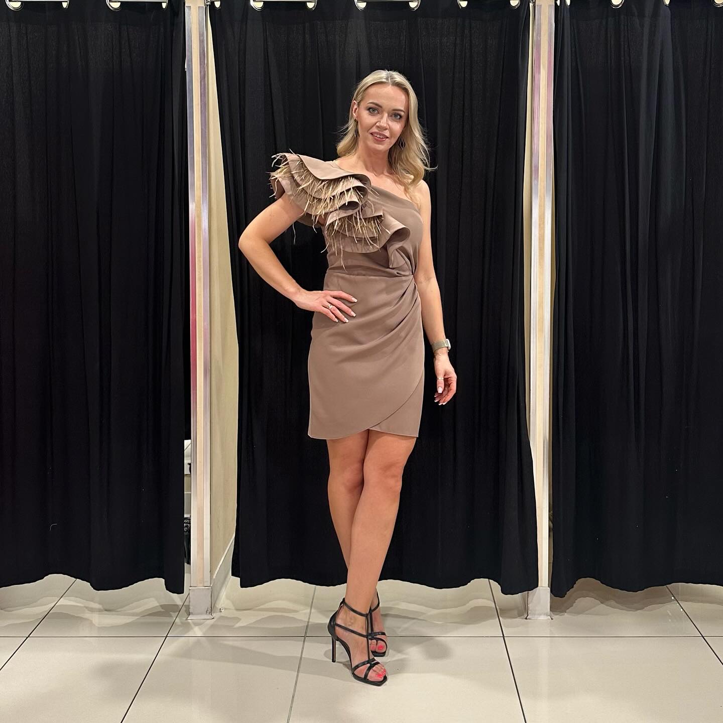 Elegancka sukienka damska – modny fason – model 76 - zdjęcie 1