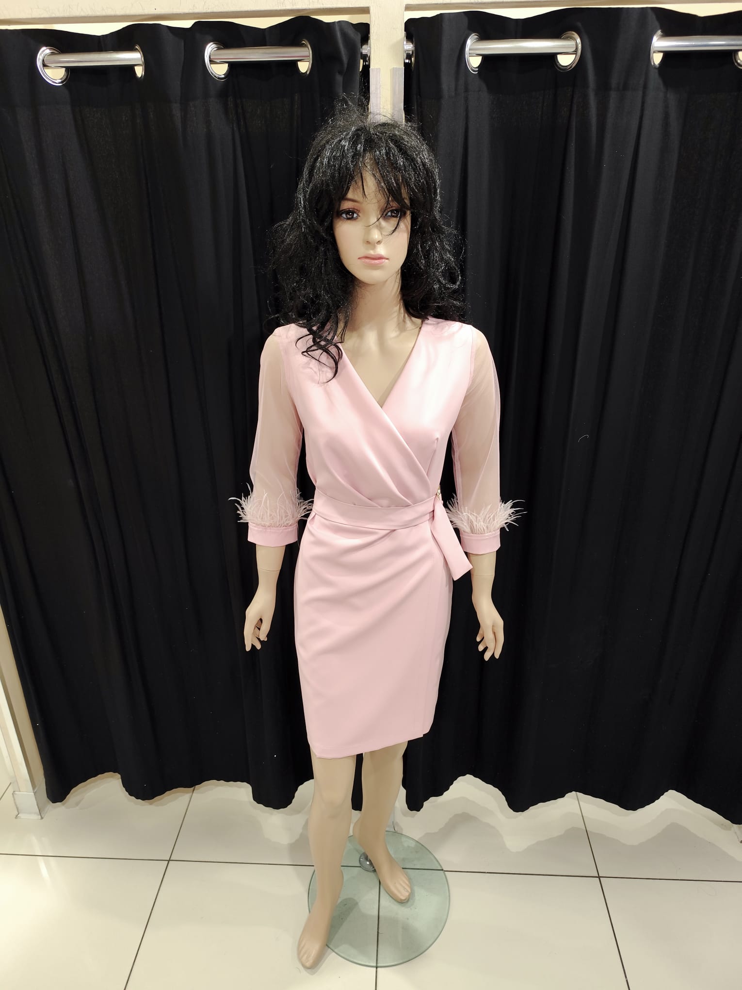 Modna sukienka – idealna na wyjścia – model 99 - zdjęcie 1