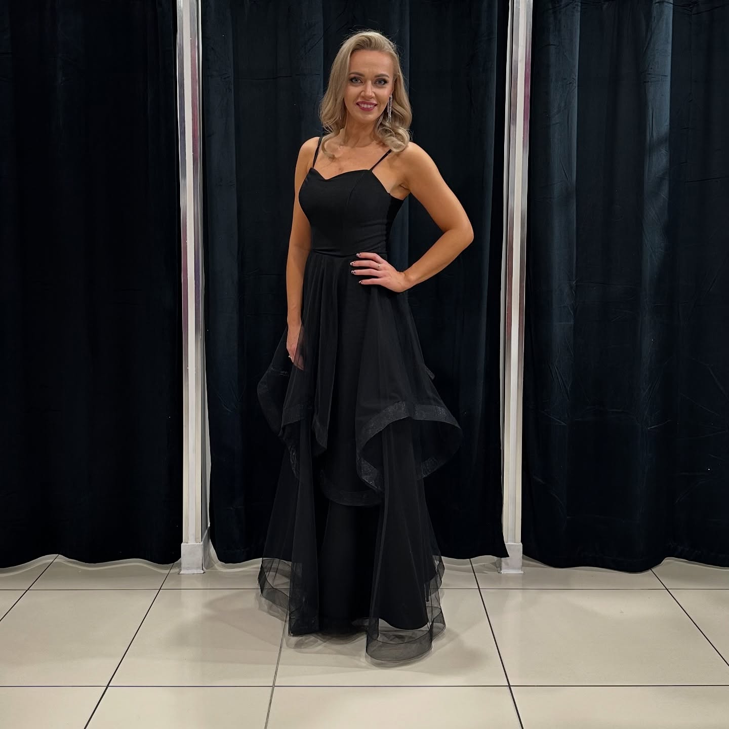 Stylowa sukienka damska – elegancki krój – model 122 - zdjęcie 1