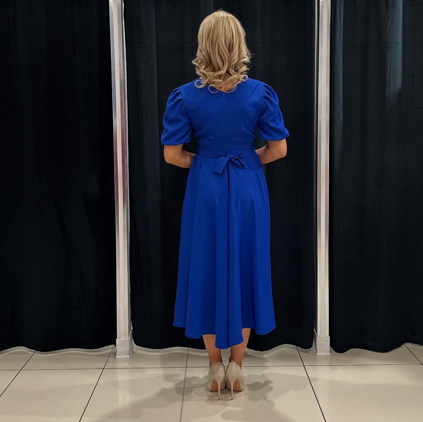 Stylowa sukienka – podkreślająca sylwetkę – model 127 - zdjęcie 1