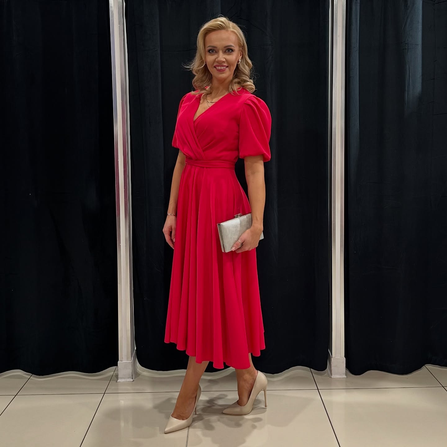 Elegancka sukienka damska – styl premium – model 130 - zdjęcie 1