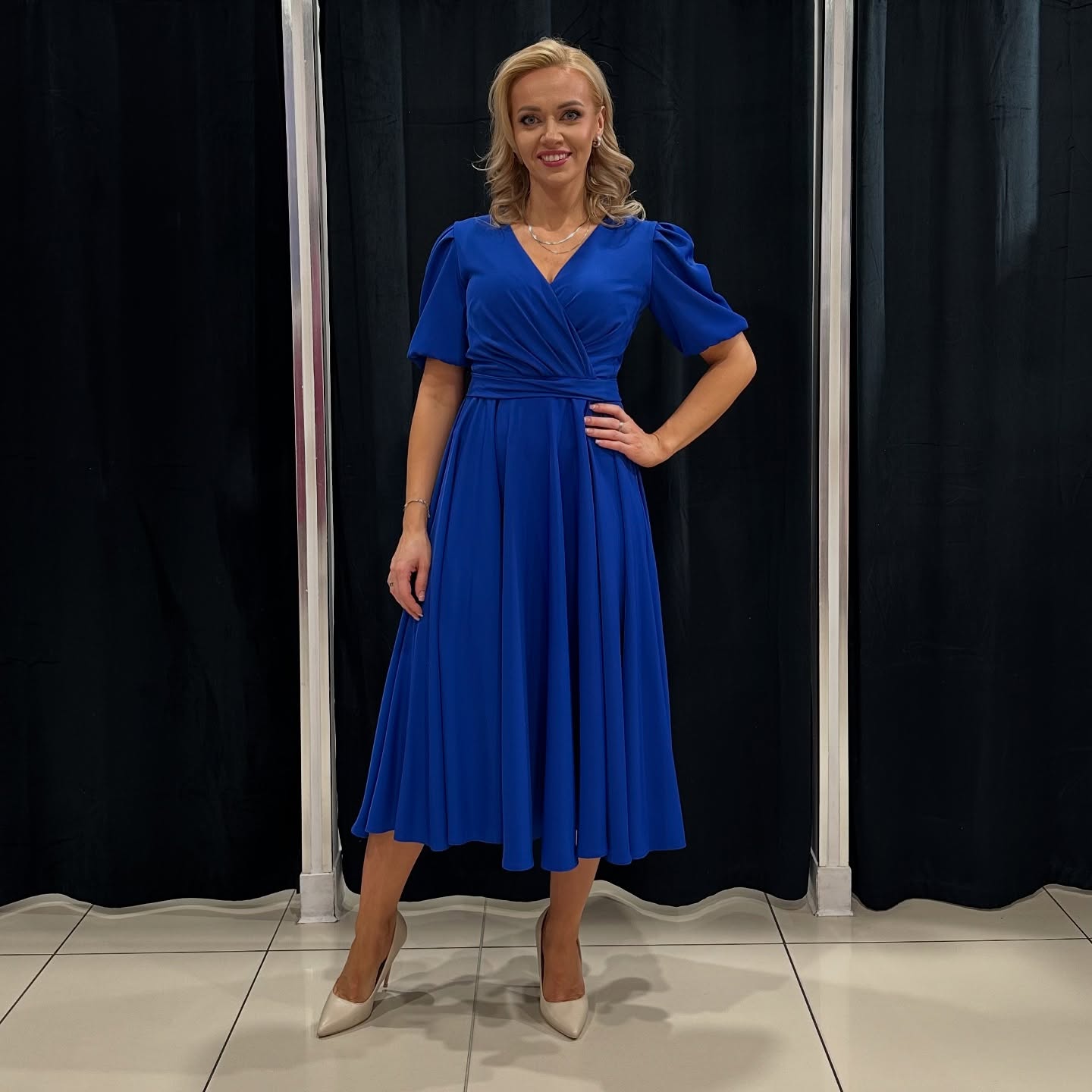 Sukienka damska – klasyczny fason – model 131 - zdjęcie 1