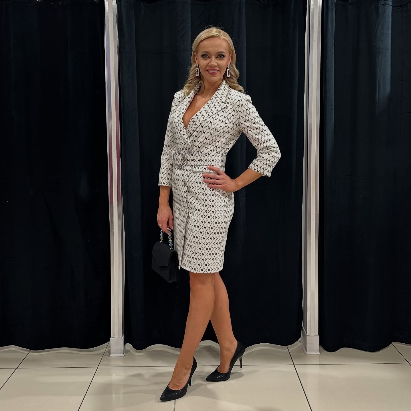 Elegancka sukienka – kobiecy styl – model 140 - zdjęcie 1