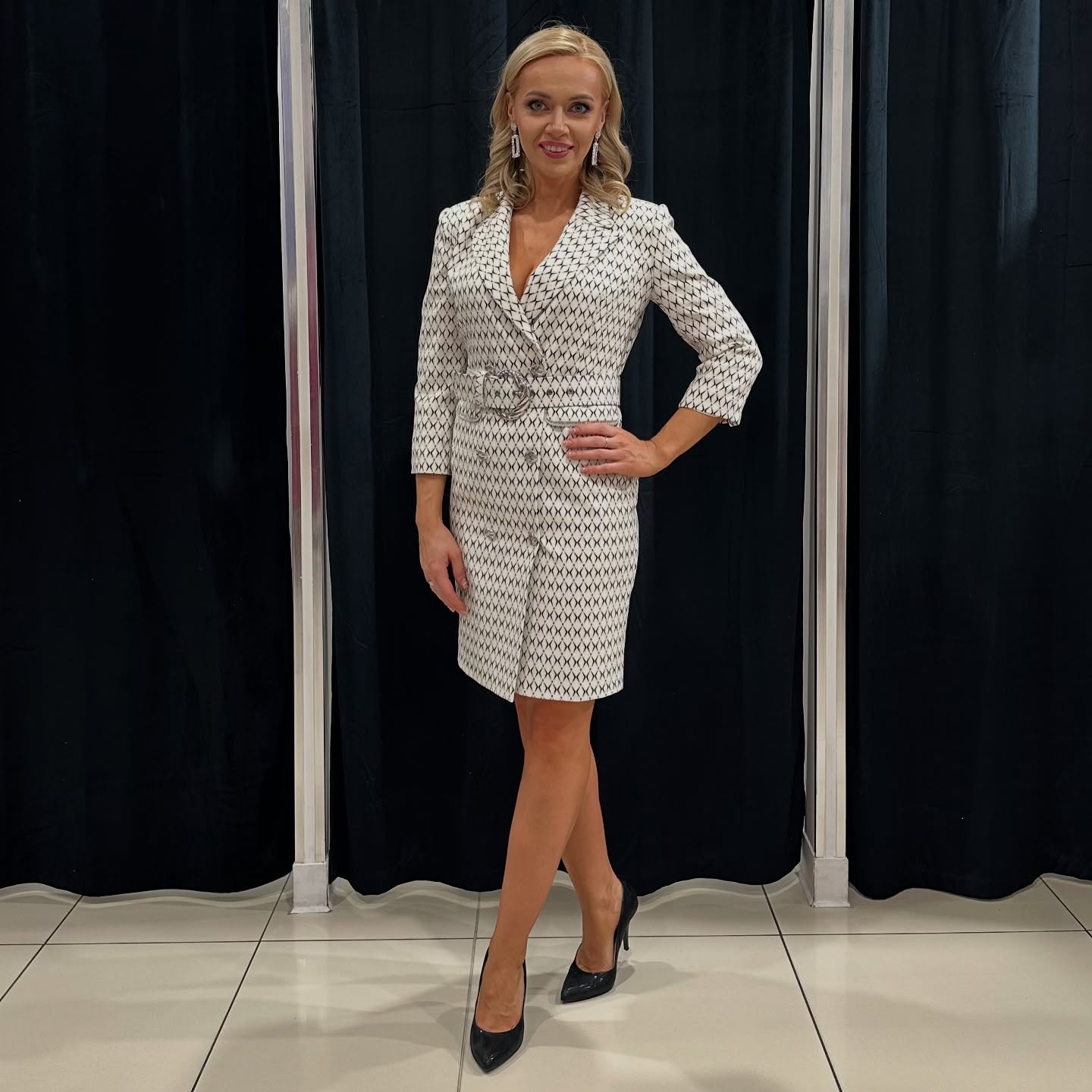 Stylowa sukienka – podkreślająca sylwetkę – model 142 - zdjęcie 1