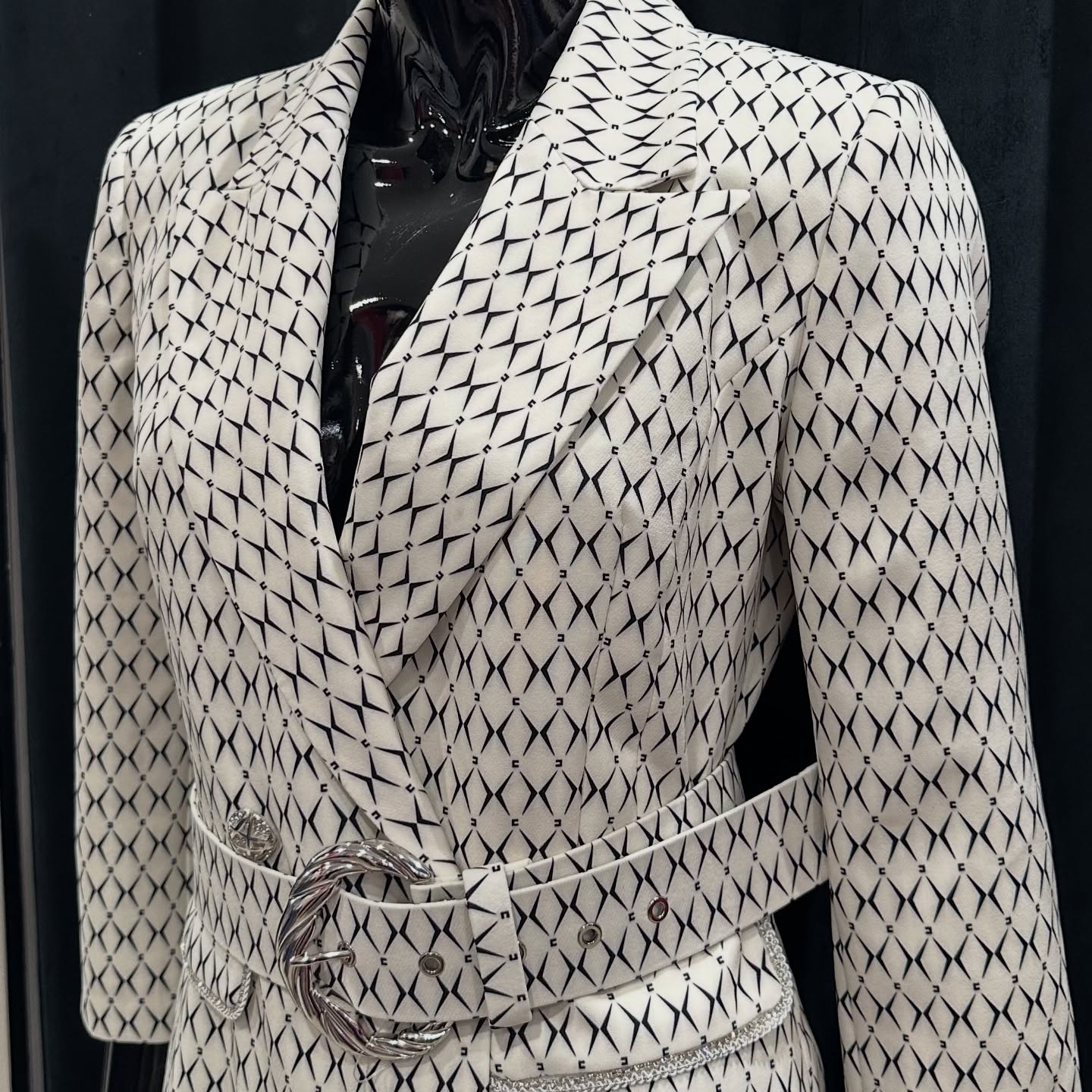 Elegancka sukienka damska – styl premium – model 145 - zdjęcie 1