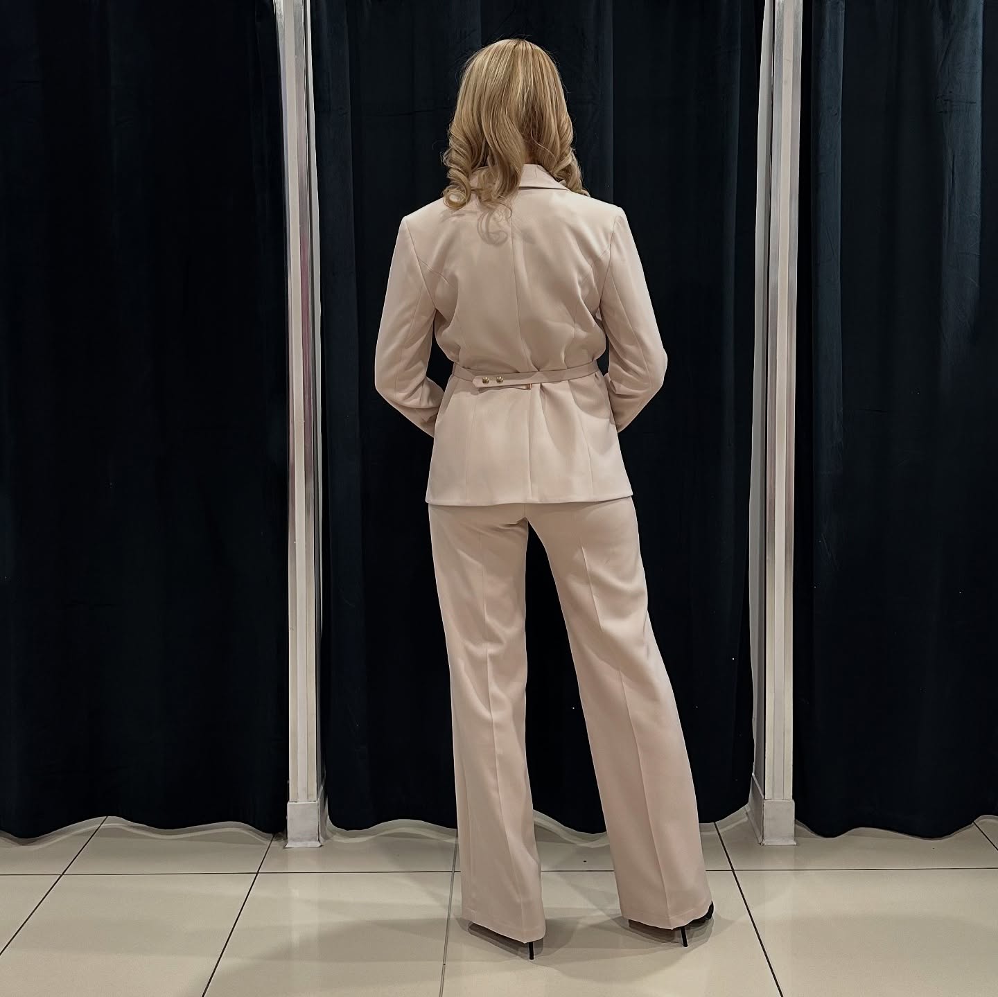 Elegancka sukienka – wyjątkowy wygląd – model 148 - zdjęcie 1