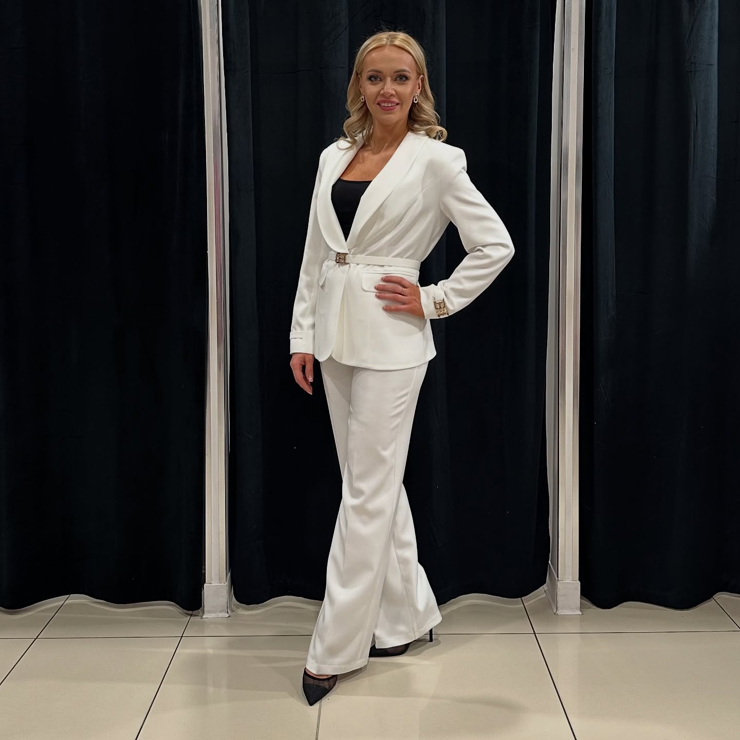 Elegancka sukienka damska – modny fason – model 151 - zdjęcie 1