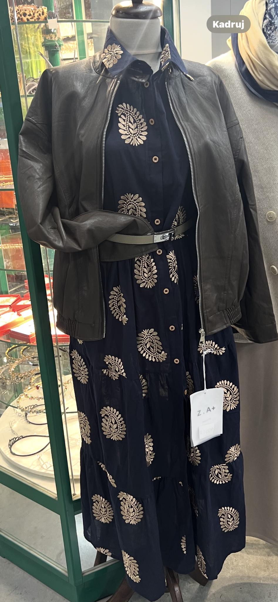 Modna odzież damska – elegancki wybór – model 27 - zdjęcie 1