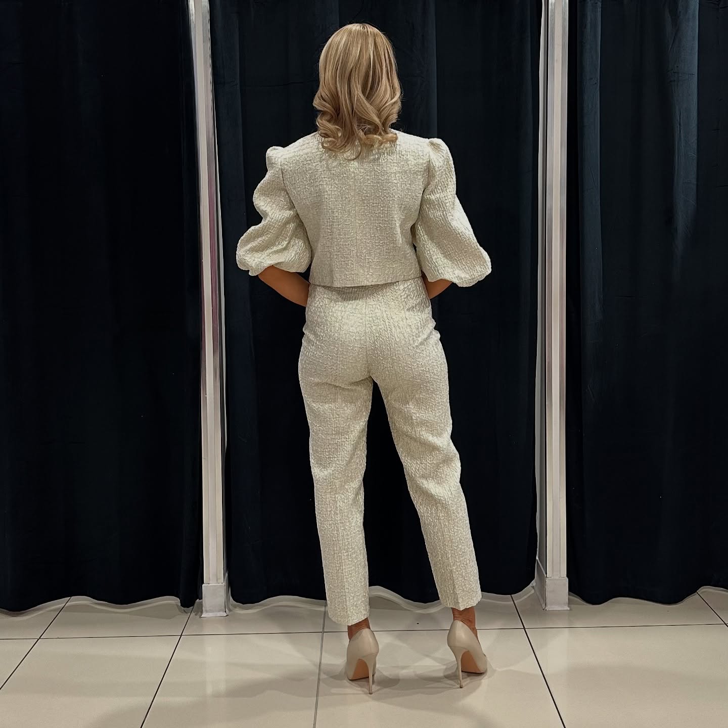 Modna sukienka damska – idealna na każdą okazję – model 153 - zdjęcie 1