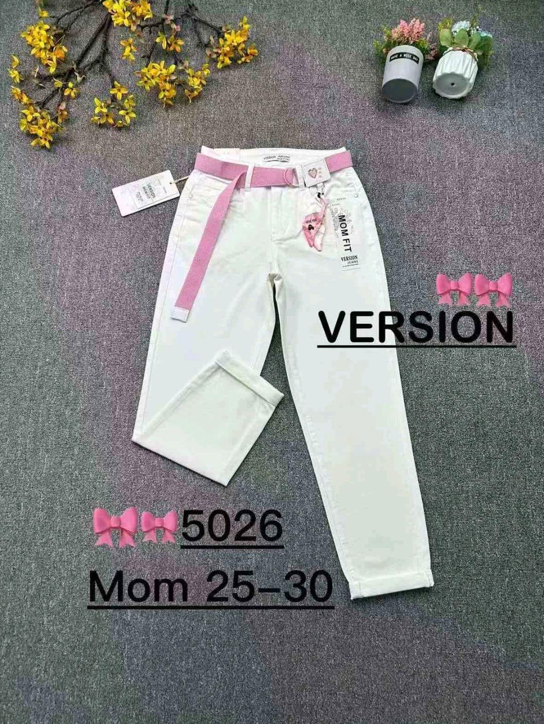 Damskie jeansy Mom Fit Version z różowym paskiem