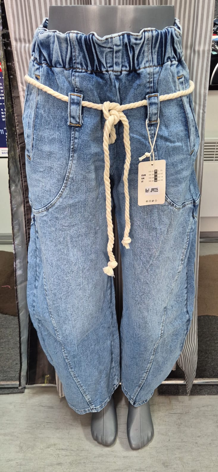 Damskie jeansy baggy z wysokim stanem i ozdobnym paskiem